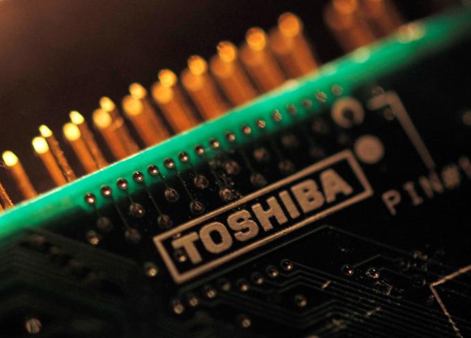 Toshiba ima zasluge za enega najpomembnejših izumov v zgodovini računalništva - bliskovni pomnilnik oziroma tako imenovani pomnilnik flash, brez katerega številne elektronske naprave, ki jih imamo danes za samoumevne, ne bi obstajale. | Foto: Reuters