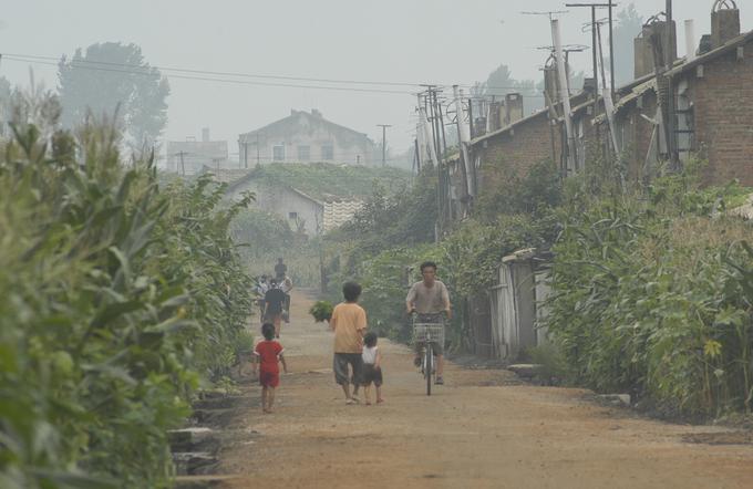 V Severni Koreji je od 25.554 kilometrov cest kar 97 odstotkov neasfaltiranih. | Foto: Reuters