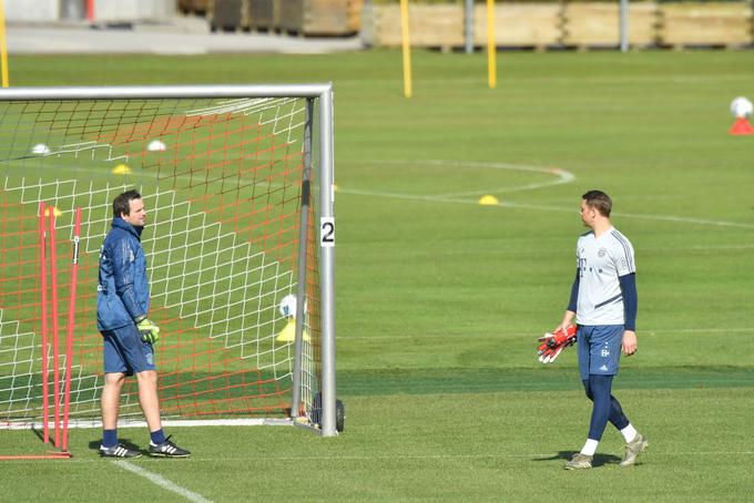 Neuerja s Hrvaško povezuje tudi tesno prijateljstvo z nekdanjim vratarjem Tonijem Tapalovićem. Pred leti sta skupaj igrala za Schalke, danes pa za Bayern, kjer Tapalović opravlja vlogo trenerja vratarjev. | Foto: Getty Images