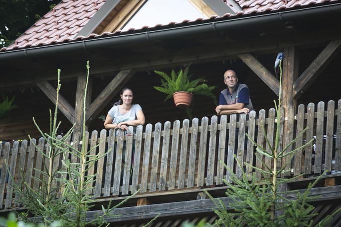 Z domačega balkona na Primskovem je mogoče videti vse do Snežnika in povsod, kamor seže oko, je zelena narava. | Foto: Bojan Puhek