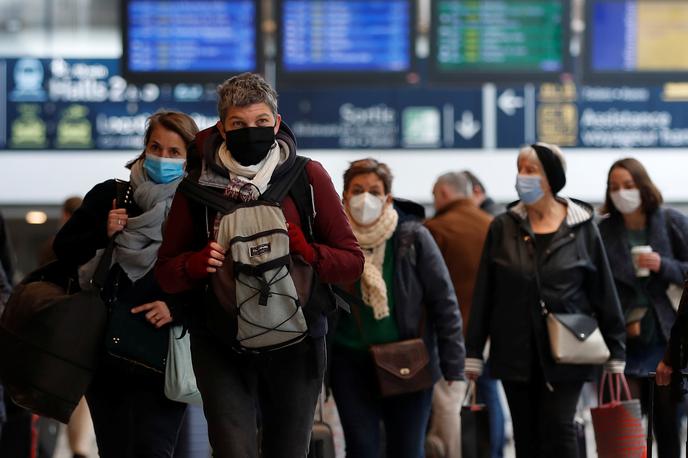 potniki | CDC opozarja, da tudi polno cepljene osebe, ki potujejo v države visokega tveganja, tvegajo okužbo s koronavirusom, zato jim priporoča, naj nosijo maske in ohranjajo varnostno razdaljo. | Foto Reuters