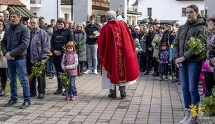 Na blagoslov butaric prišli z litrom gina in cigaro v ustih #foto #video