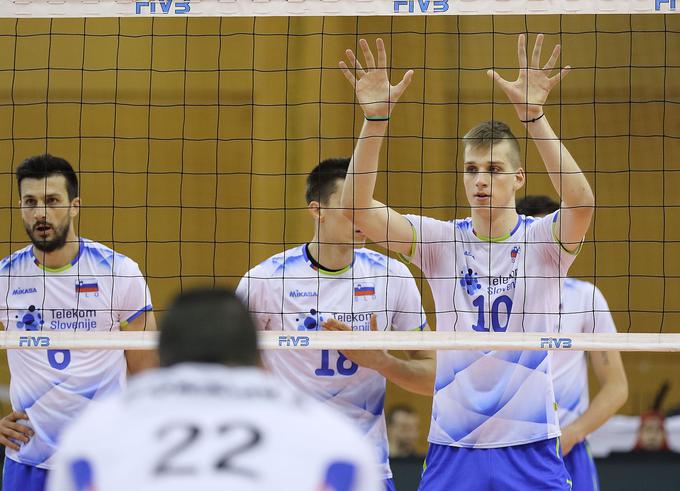 Mladi Sašo Štelekar je dobil priložnost pred Janom Kozamernikom in Danijelom Konciljo in dosegel tri točke. Nobene v napadu. | Foto: FIVB