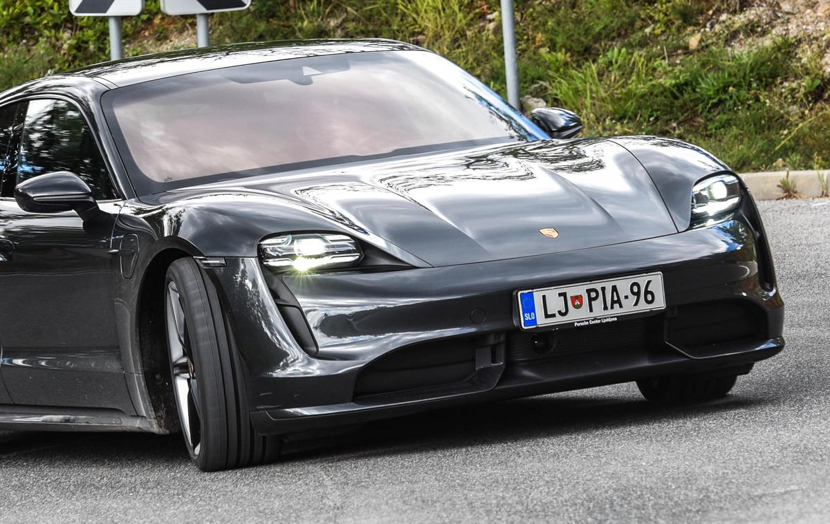 Porsche taycan turbo | Porsche je letos prvič ponujal električni avtomobil. Med skupno 272 tisoč prodanimi porscheji je bilo 20 tisoč električnih taycanov. | Foto Gašper Pirman