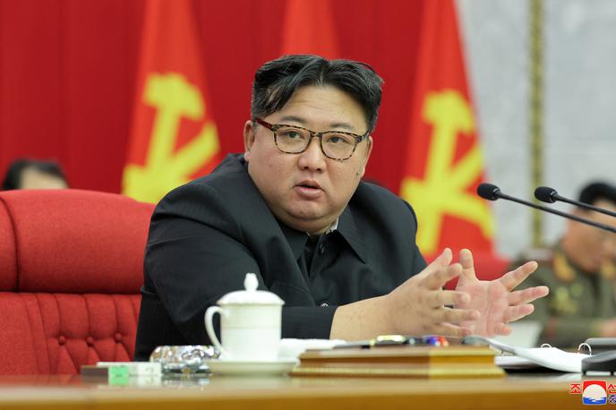 Kim Jong-un | Severnokorejski voditelj Kim Jong-un je večkrat pozval k okrepljenim pripravam na vojno, prejšnji teden pa je Južno Korejo označil za glavnega sovražnika svoje države in zagrozil z vojno v primeru ozemeljskih kršitev. | Foto Reuters