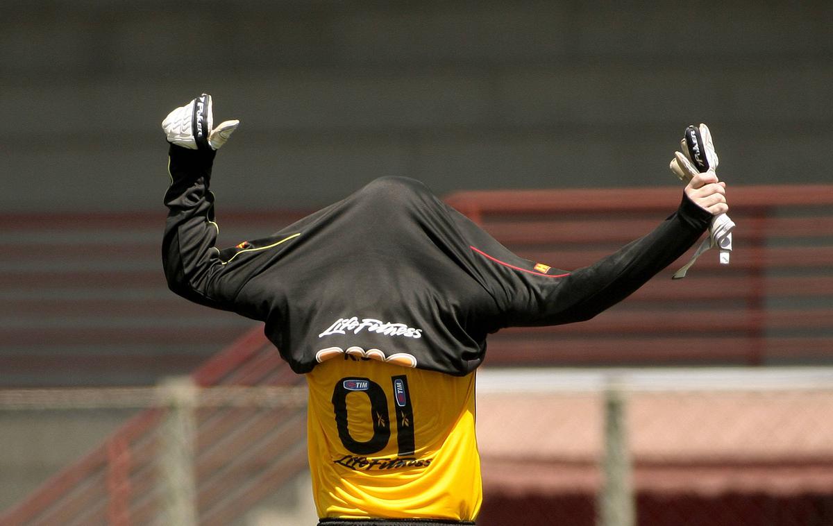 Rogerio Ceni | Številka 01. To je simbol Rogeria Cenija, največjega posebneža med nogometnimi vratarji, ki je svoj vrhunski dar za izvajanje prostih strelov razvil do popolnosti. | Foto Guliverimage