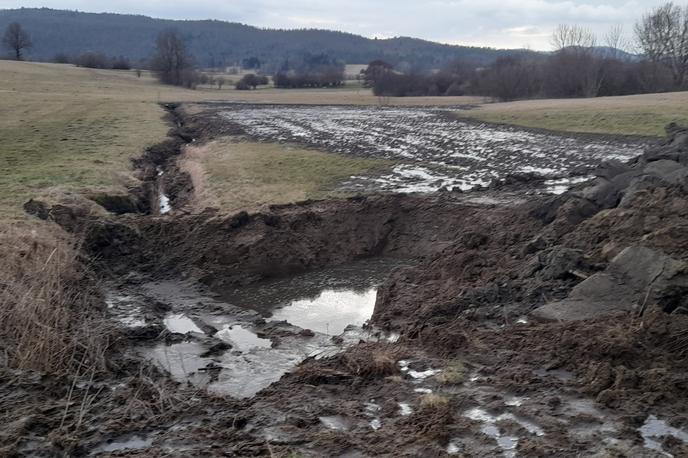 Gnojnica postojna | Na jarku, ki se nahaja na kmetijskem zemljišču, so lastniki takoj ob dogodku izkopali tri prekate, s čimer so omogočili intervencijsko zadrževanje gnojevke. | Foto STA