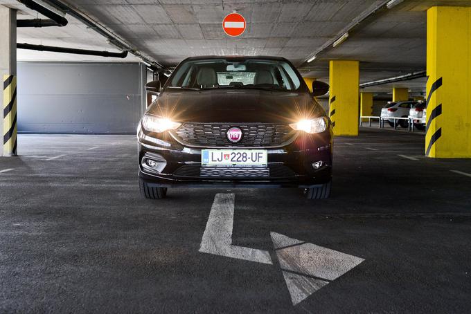 Fiat tipo – nekdaj tudi v Sloveniji skrajno priljubljena kombilimuzina, je v uredništvo prišla zagovarjat svoj obstoj v limuzinski obliki. Upravičeno smo si zastavili vprašanje, ali je to najboljši avtomobilski nakup do 20 tisočakov – takšen naziv je namreč pridobil kot zmagovalec Autobestovega avtomobila leta. Preverite, ali so Italijani res pripravili zmagovalni paket. | Foto: 