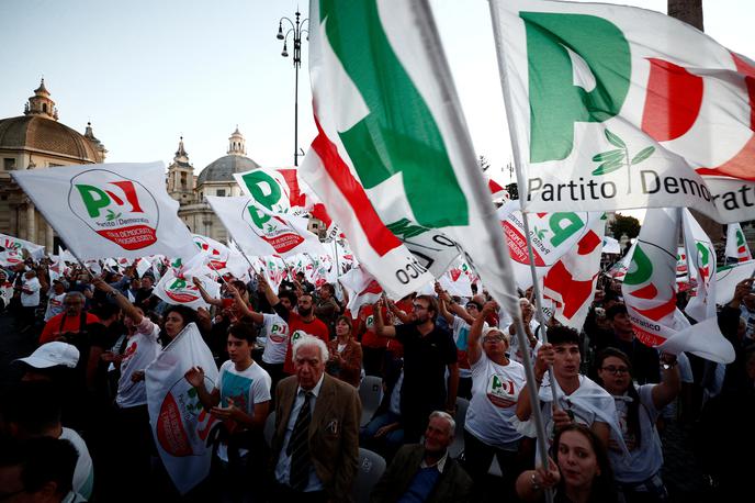 volitve, Italija | Svoj glas lahko danes ob plačilu dveh evrov oddajo vsi Italijani ne glede na strankarsko pripadnost. | Foto Reuters