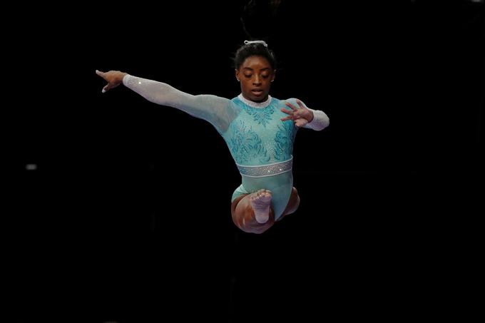 Če bo Simone Biles uspelo v Dohi osvojiti še dva naslova svetovne prvakinje, se bo po številu zlatih kolajn povzpela na sam vrh - tako med telovadci kot telovadkami. | Foto: Reuters