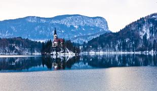 Blejsko jezero je videti zamrznjeno, pa je varno za drsanje in hojo?