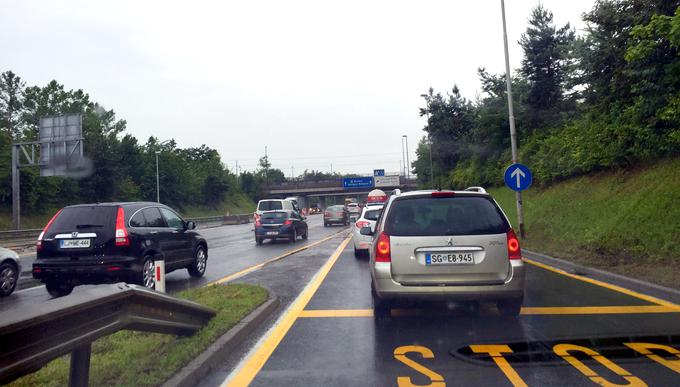 Mnogi vozniki se v primeru slabega vremena in napovedanih zastojev na cesto odpravijo prej. Ste tudi vi med njimi? | Foto: 