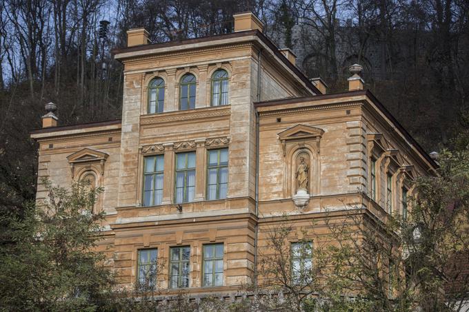 Danes nekoliko obledela vila Samassa govori o nekem drugem času, prostorske in družbene spremembe pa so posledice v njeni okolici pustile že sredi prejšnjega stoletja. Z gradnjo ljubljanskega predora je izgubila del vrta, s tem pa tudi del svoje imenitnosti.
 | Foto: Matej Leskovšek