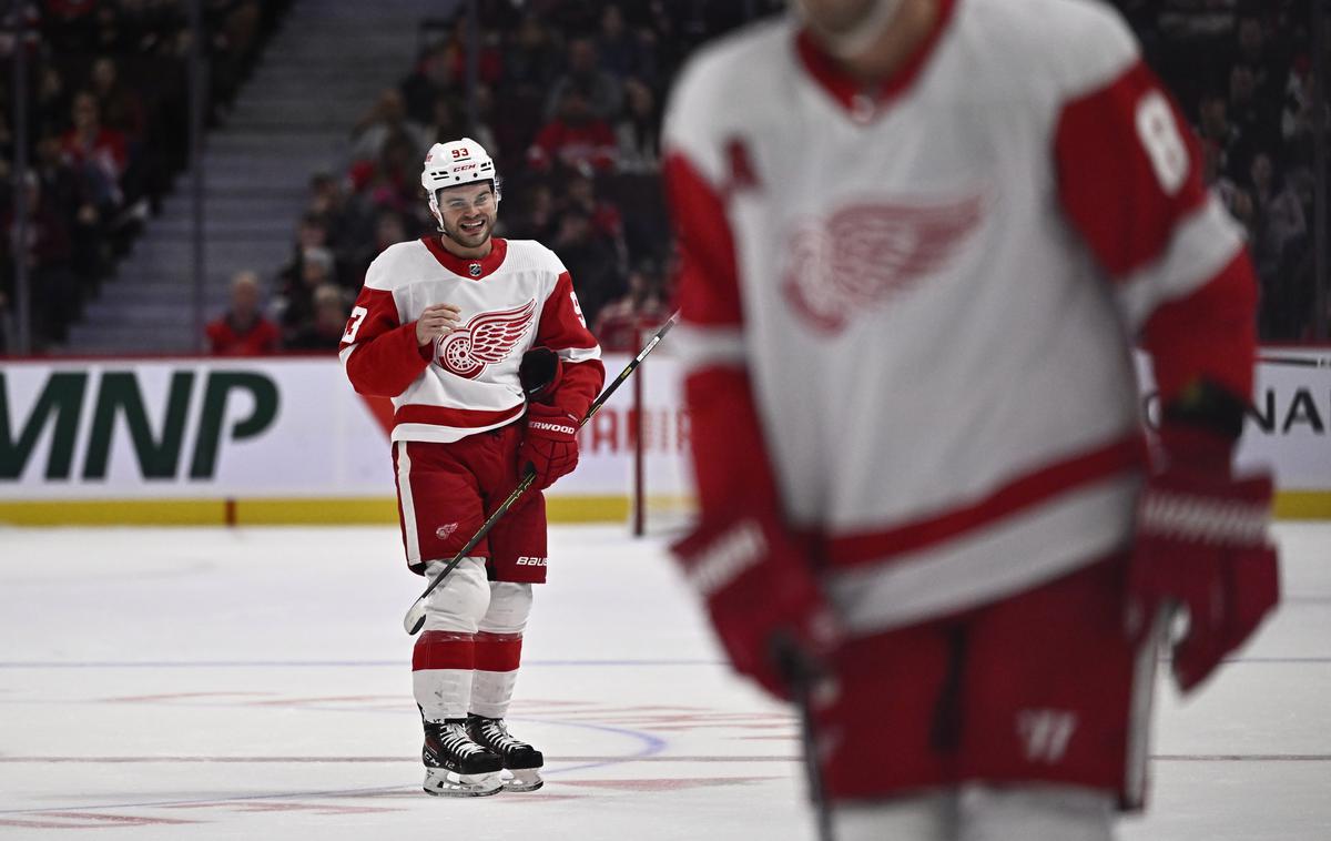 Alex DeBrincat Detroit Red Wings | Hokejisti Detroit Red Wings so kot prerojeni vstopili v novo sezono severnoameriške lige NHL. Sinoči so zmagali že petič zapored.  | Foto Guliverimage