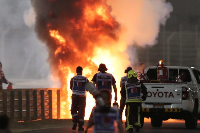 Romain Grosjean Bahrajn 2020 | Haasov dirkalnik Romaina Grosjeana je po trku zagorel. | Foto Reuters