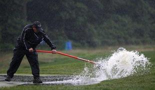 Nevihta in močno deževje spet ustavila golfiste