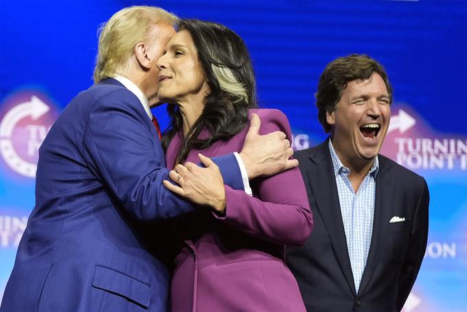 Donald Trump, Tulsi Gabbard in Tucker Carlson. Tulsi in Carlson veljata za velika zagovornika Putina. | Foto: Guliverimage