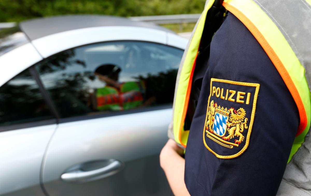 nemška policija | Mejni policisti na meji med Nemčijo in Švico niso mogli verjeti svojim očem, ko je iz avtomobila znamke seat alhambra izstopilo devet odraslih in 14 otrok.  | Foto Reuters