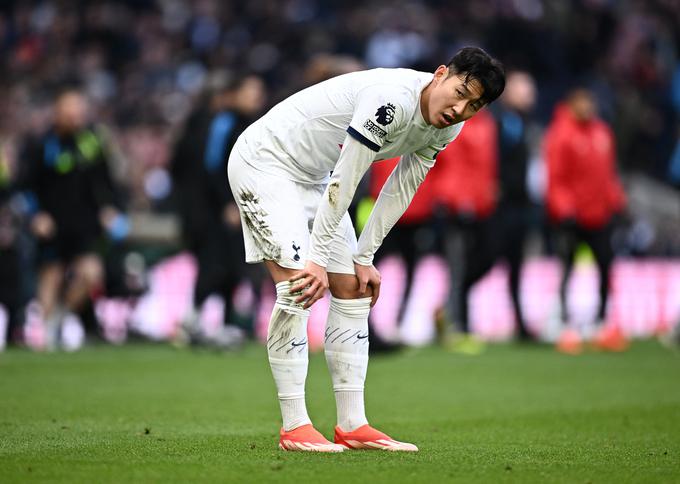 Son Heung-min je z bele pike znižal na 2:3, a Tottenham na koncu ni prišel do preobrata. | Foto: Reuters