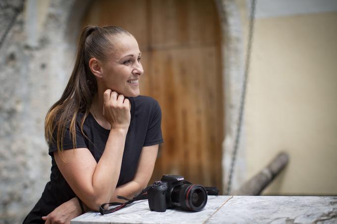 Konkurenca med fotografi je, a ni tekmovalnosti in novi kolegi ji pomagajo. | Foto: Bojan Puhek