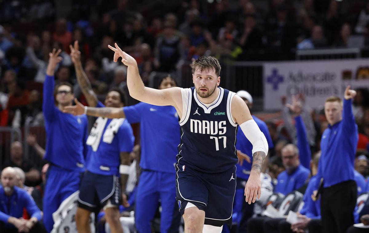 Luka Dončić Chicago Dallas | Odkar je Luka Dončić dopolnil 25 let, še ni bilo tekme, na kateri ne bi postavil trojnega dvojčka! To mu je uspelo tudi v Chicagu, kjer so mu zmanjkale le tri točke do novega, že sedmega trojnega dvojčka z vsaj 30 doseženimi točkami! | Foto Reuters