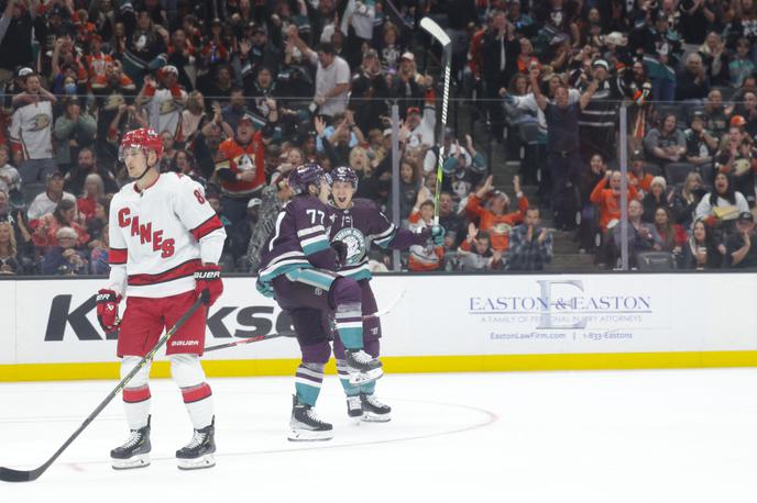 Frank Vatrano, Anaheim Ducks | Hokejisti Anaheim Ducks so na drugi tekmi sezone prvič zmagali, s 6:3 so premagali Carolina Hurricanes. Frank Vatrano je dosegel hat-trick. | Foto Guliverimage