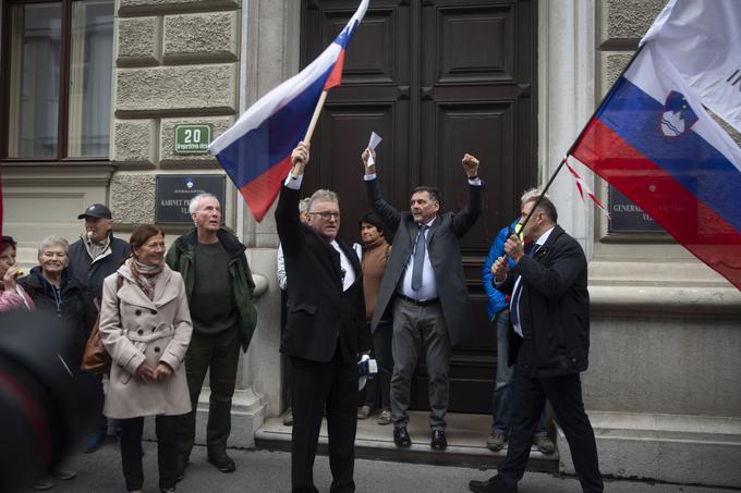 Pred vlado so se odpravili, da bi premierju Robertu Golobu izročili kazensko ovadbo zaradi "zanemarjanja dela in odgovornosti na mestu v. d. ministra za zdravje in predsednika vlade". | Foto: Bojan Puhek