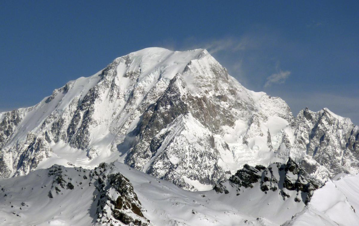 Mont Blanc | Alpinistu so vrnili polovico dragocenih kamnov. Drugo polovico je po neuspešnem poskusu, da bi odkrila lastnika, prevzela lokalna oblast v Chamonixu. | Foto Reuters