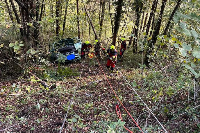 Nesreča | Osebno vozilo je zapeljalo s ceste.  | Foto PGD Idrija