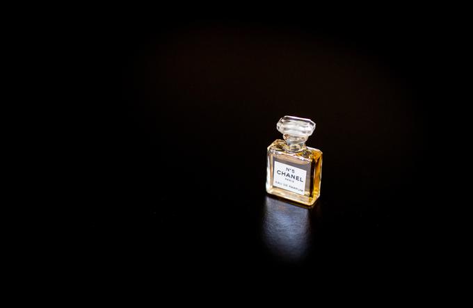 Parfum, ki ob svojem nastanku ni imel reklame, te so se pojavile šele veliko pozneje. Sprva je vest o njem krožila med izbranimi strankami Coco Chanel. Bil je prava ekskluziva. | Foto: Vid Ponikvar