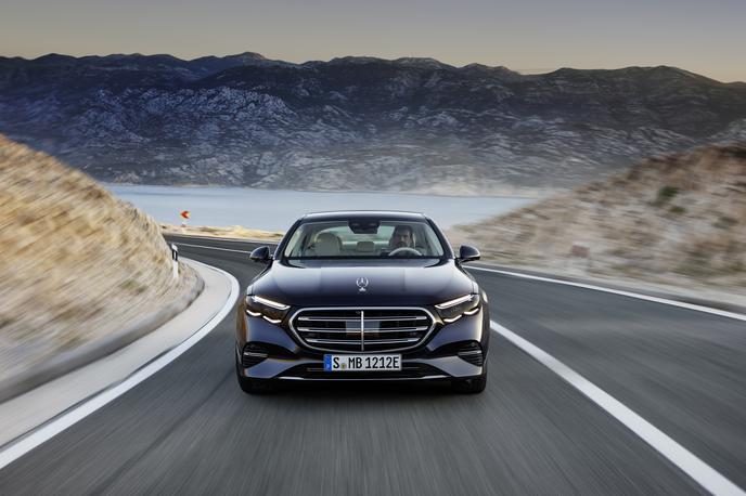 Mercedes-Benz razred E | Novi mercedes-benz razred E, fotografije so nastale na dobro znani in za podobne potrebe pogosto uporabljeni cesti na hrvaškem otoku Pag. | Foto Mercedes-Benz