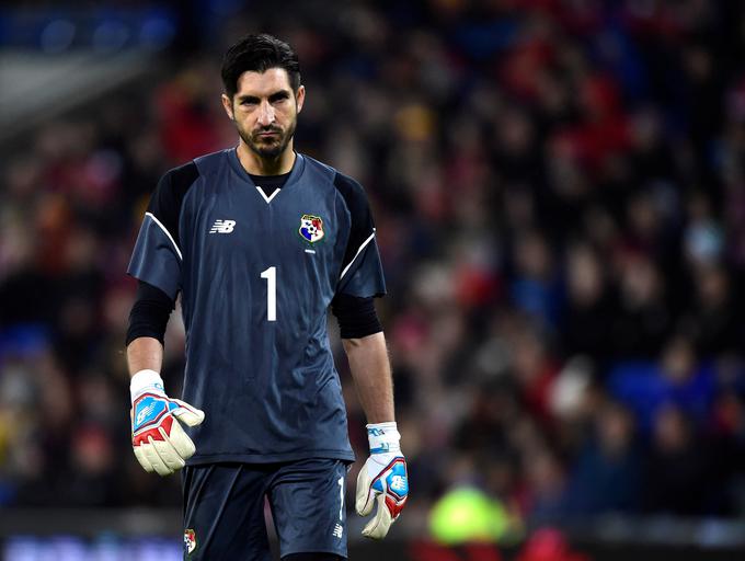 Vratar Jaime Penedo je eden izmed treh reprezentantov Paname, ki si kruh služijo v Evropi. | Foto: Reuters