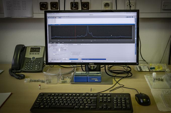 "Naš center NMR je vključen v mednarodno mrežo CERIC, v okviru katere k nam na NMR-meritve prinašajo svoje materiale raziskovalci iz velikega dela srednje in vzhodne Evrope." | Foto: Ana Kovač