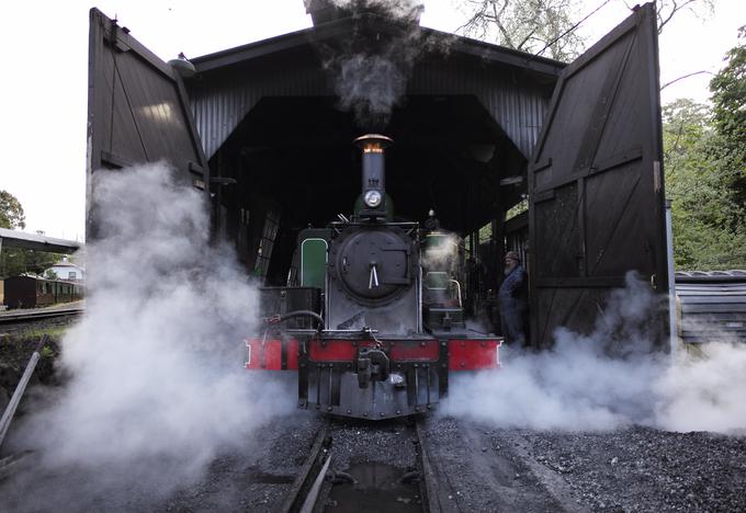 "Pihajoči Billy" (Puffing Billy) je ponos Avstralije. Zadnja parna lokomotiva dežele tam spodaj navdušuje potnike na redni muzejski liniji v vzhodnem predmestju Melbourna.  | Foto: Reuters