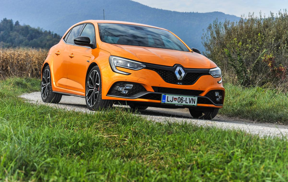 Renault megane RS | Novega renault megana RS smo zapeljali tudi na makadamske ceste v okolici Iga pri Ljubljani. Tam se je pred 40 leti začela ena najbolj slavnih in odmevnih dirk v Sloveniji, ki so močno dvigovale tudi prepoznavnost Renaultovih avtomobilov. | Foto Gašper Pirman