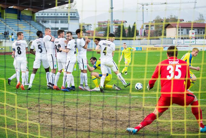 Ko igra Matic Črnic domače tekme z Domžalami, je na tribunah večinoma zaznati veliko praznih mest. | Foto: 