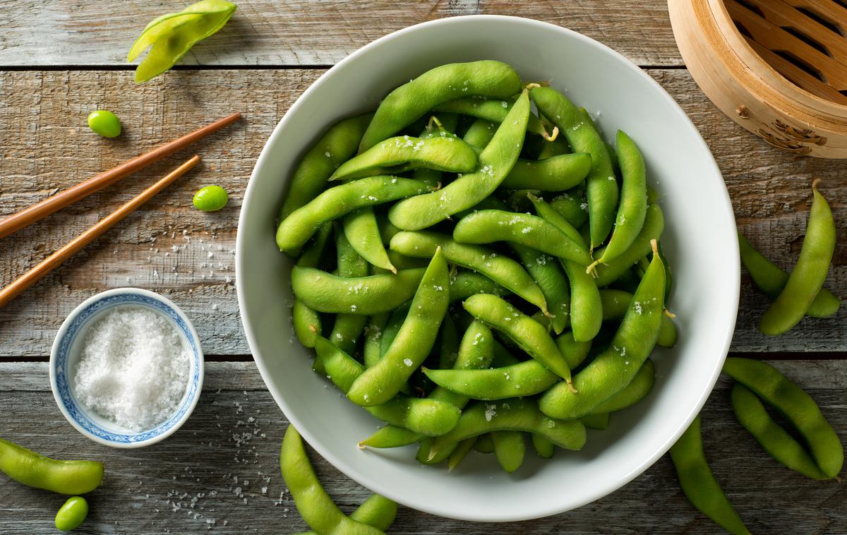 hrana, zdravje | Mlada soja (edamame) v strokih velja za odličen vir beljakovin in hranil. | Foto Getty Images