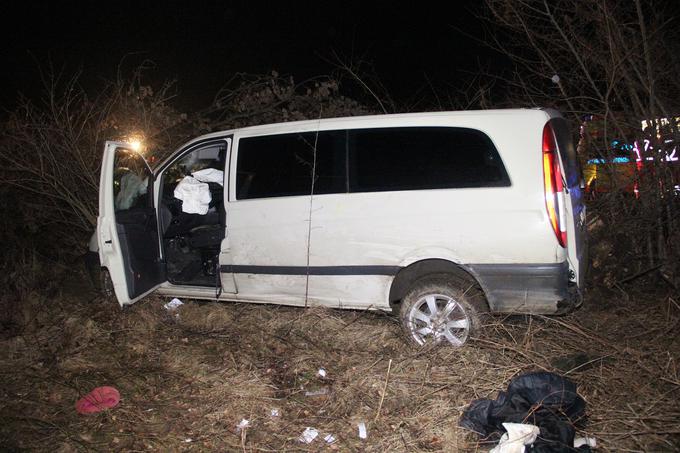 Izven naselja Veščica je Ukrajinec zaradi neprilagojene hitrosti vožnje zapeljal z vozišča in trčil v dva prometna znaka, nato pa v grmovje, kjer je obstal.  | Foto: 