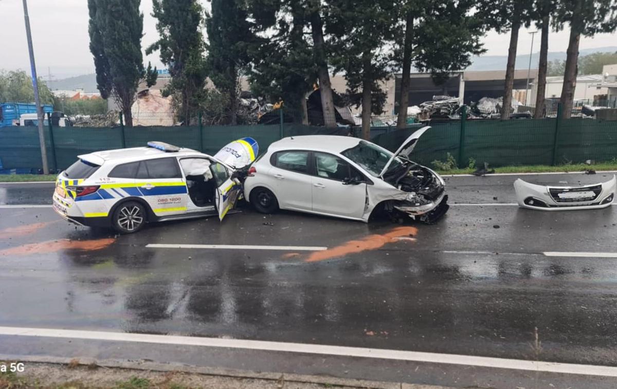 prometna nesreča |  Policisti na kraju še preiskujejo okoliščine prometne nesreče. | Foto FB / Promet za Obalo, Radio Capris / Svetlana Jovanovska Zrnić