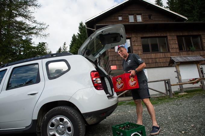 "Vsak obisk doline na vsak način pomeni popolnoma poln prtljažnik. Vedno je treba kaj pripeljati," z nasmehom pove Aleš, ki smo ga ravno ujeli pri logističnem delu. | Foto: Klemen Korenjak