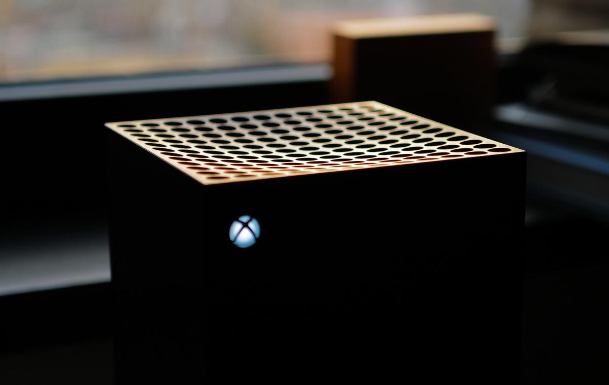 Xbox Series X | Xbox Series X velja za najzmogljivejšo igralno konzolo ta hip, je pa tudi konzola, ki je v Sloveniji najtežje dobavljiva, saj dogovarjanje za pošiljke poteka izključno prek tujih distributerjev. Znamka Xbox naše države namreč že dvajset let, od izida prve konzole Xbox, ne najde na zemljevidu sveta. | Foto Unsplash