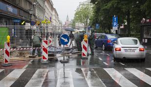 Varneje čez cesto: Na križišču Pražakove in Miklošičeve ulice v Ljubljani so delavci namestili žičnate panele