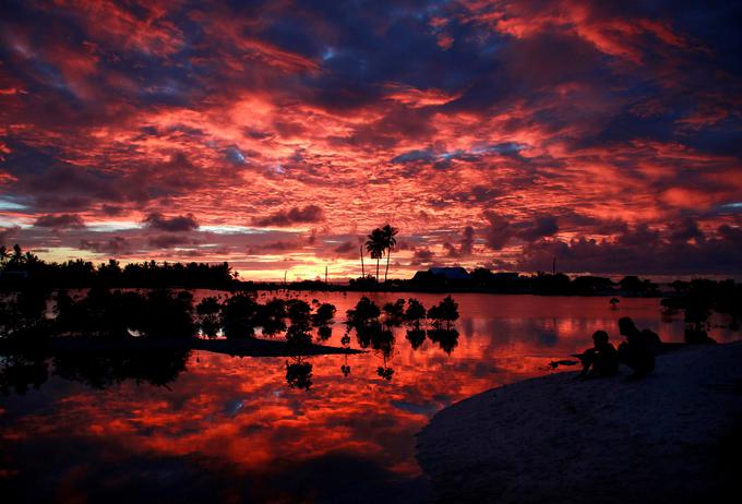 Prebivalci tihomorskega otočja Kiribati so prvi, ki so morali zamenjati koledarje. | Foto: Reuters