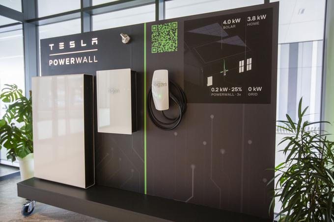 Tesla Powerwall je tudi vizualno dovršen hranilnik, ki ne kvari podobe doma. | Foto: Bojan Puhek