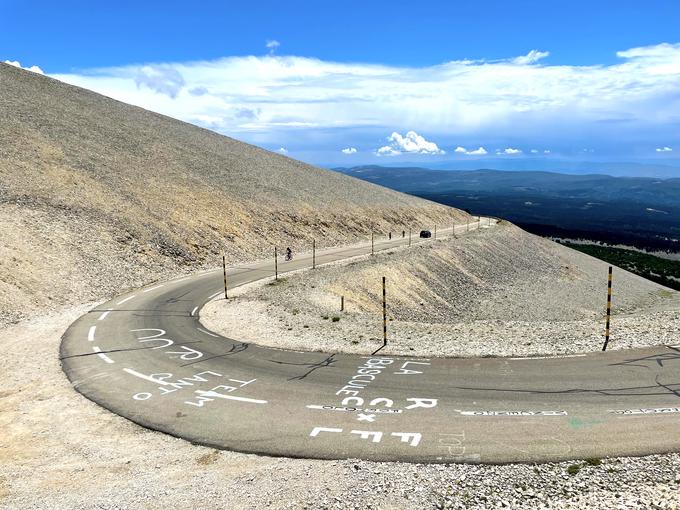 Cesta je pravi poklon vsem neustrašnim kolesarjem, ki izzovejo ta strm in predvsem zelo dolg vzpon.  | Foto: Gregor Pavšič