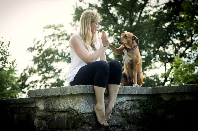 Psičko Mono, mešanko med pit-bullom in labradorcem je posvojila iz zavetišča, danes sta neločljivi tandem.  | Foto: Ana Kovač