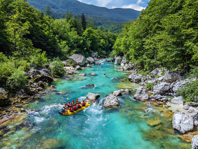 Rafting na Soči je ena izmed najbolj priljubljenih adrenalinskih aktivnosti v Sloveniji. Raftamo lahko po različnih težavnostnih stopnjah, od lahkotnih družinskih tur do zahtevnih in adrenalinskih odsekov, primernih za izkušene rafting navdušence.  | Foto: Shutterstock