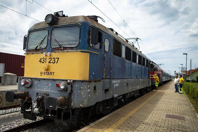 Madžarska lokomotiva v Hodošu prevzema InterCity vlak Citadela na poti iz Ljubljane v Budimpešto. To je edini daljinski vlak med Slovenijo in Madžarsko na tej progi, pred leti so tu vozili tudi nočni vlaki, ki so Budimpešto povezovali z Benetkami in celo z Rimom. | Foto: Ana Kovač