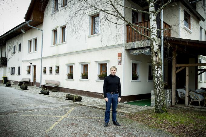 Hiša je velika. V njej živi Peter s svojo družino s tremi otroki, njegov brat z družino in dvema otrokoma, večji del pa je namenjen penzionu. | Foto: Ana Kovač