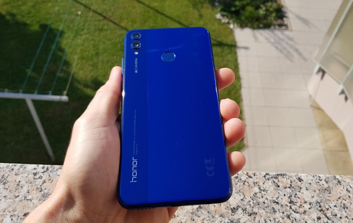 Honor 8X | Honor 8X je zelo lep pametni telefon, s čimer se je po uradni predstavitvi v Pragi prejšnji četrtek strinjala tudi velika večina prisotnih novinarjev. Slovenskim kupcem bo na voljo tudi v črni in agresivni, a hkrati tudi simpatični rdeči barvi. | Foto Matic Tomšič